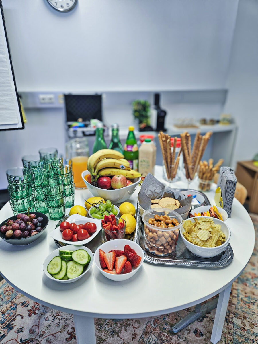 Auf Wunsch organisieren wir auch die Verpflegung – vom gesunden Workshop-Snacks bis zum gemeinsamen Mittagessen.